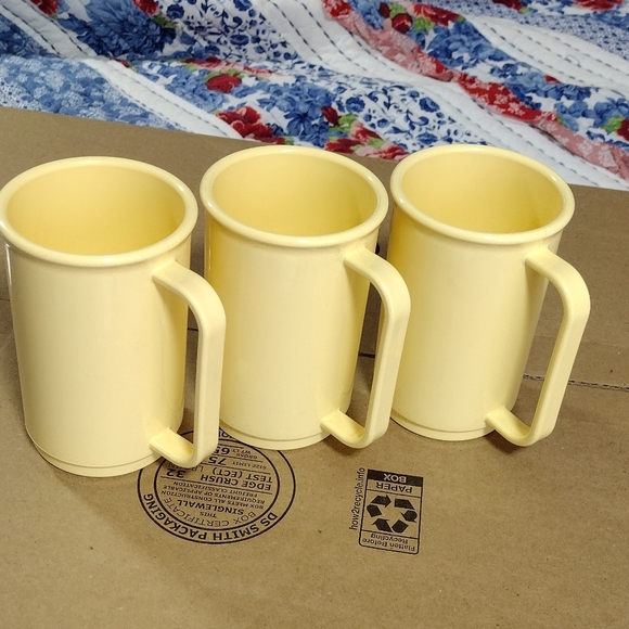 Vintage‎ Rubbermaid Set of 3 Yellow Melamine Trays With Cups - Picture 8 of 12